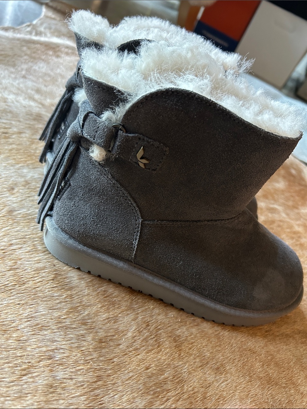 Kookaburra by Ugg. Like new.